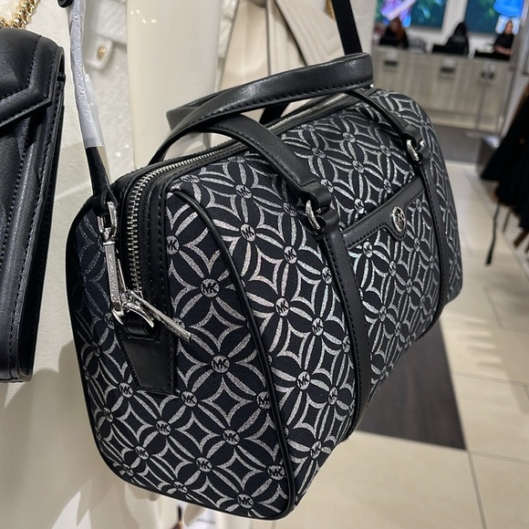 MICHAEL KORS JST TRAVEL MEDIUM DUFFLE SATCHEL SHOULDER CROSSBODY BAG MK BLACK - Picture 2 of 16